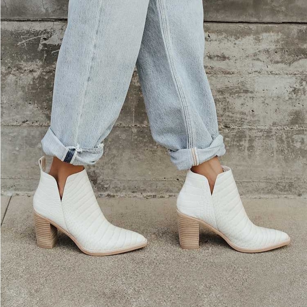 Dolce Vita Shanon Eggshell Croco Print Leather Ankle Booties- Size 7.5